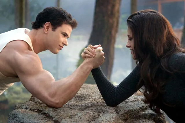 Akting Kellan Lutz bareng Kristen Stewart dalam TWILIGHT | Foto: Summit Entertainment