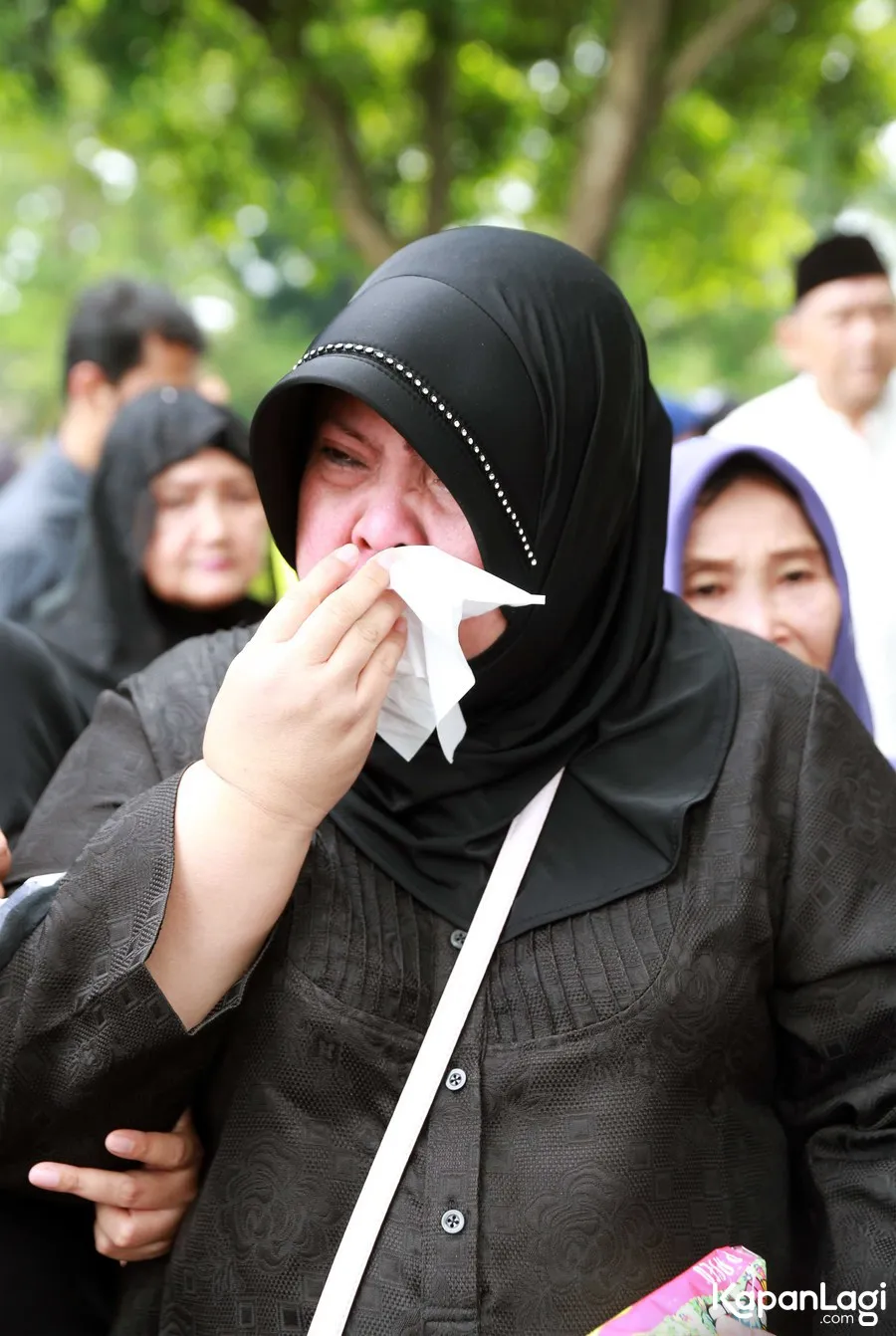Ibunda Tasya tak bisa menahan tangis di pemakaman almarhum. ŠKapanLagi.com/Muhammad Akrom Sukarya