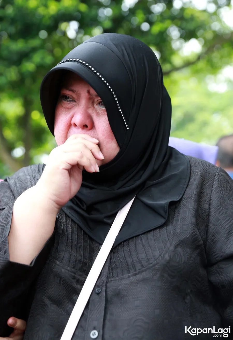 Ibunda Tasya mendapatkan firasat saat almarhum suaminya ingin ikut sang anak yang sedang kuliah di Amerika. © Kapanlagi.com/Muhammad Akrom Sukarya