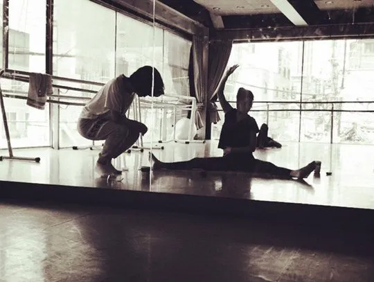 Update Instagram Ha Ji Won saat latihan balet. ©instgram/hajiwon1023