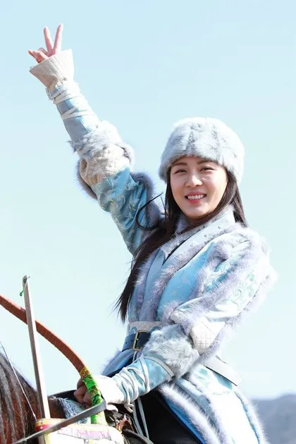 Pose Ha Ji Won saat menunggang kuda dalam syuting Empress Ki @soompi.com