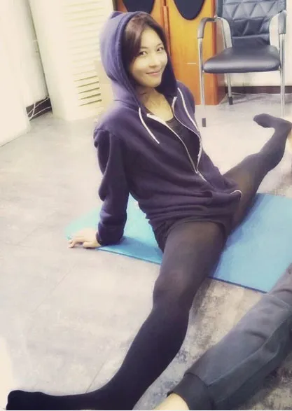 Ha Ji Won yang memamerkan pose split sempurna. ©soompi.com
