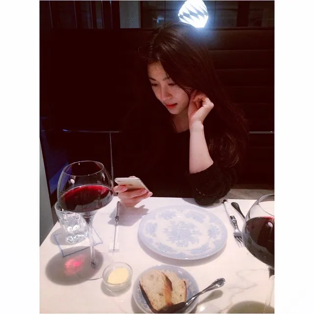 Dengan siapa nih Ha Ji Won makan malam? ©Instagram/Hajiwon1023