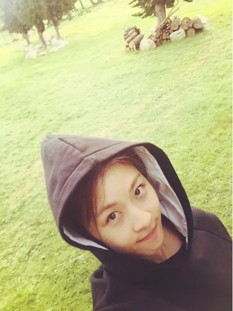 Ha Ji Won dalam selfie terbarunya, tampil tanpa make up dan terlihat makin muda. ©Instagram/hajiwon1023