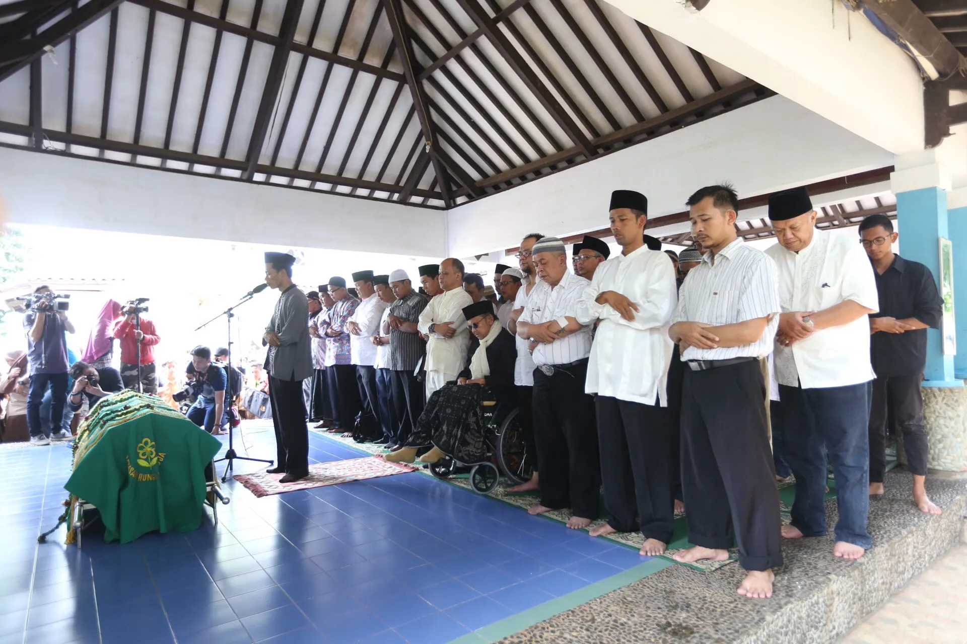 Habibie ikut salati jenazah sang kakak ©KapanLagi.com®/Budy Santoso