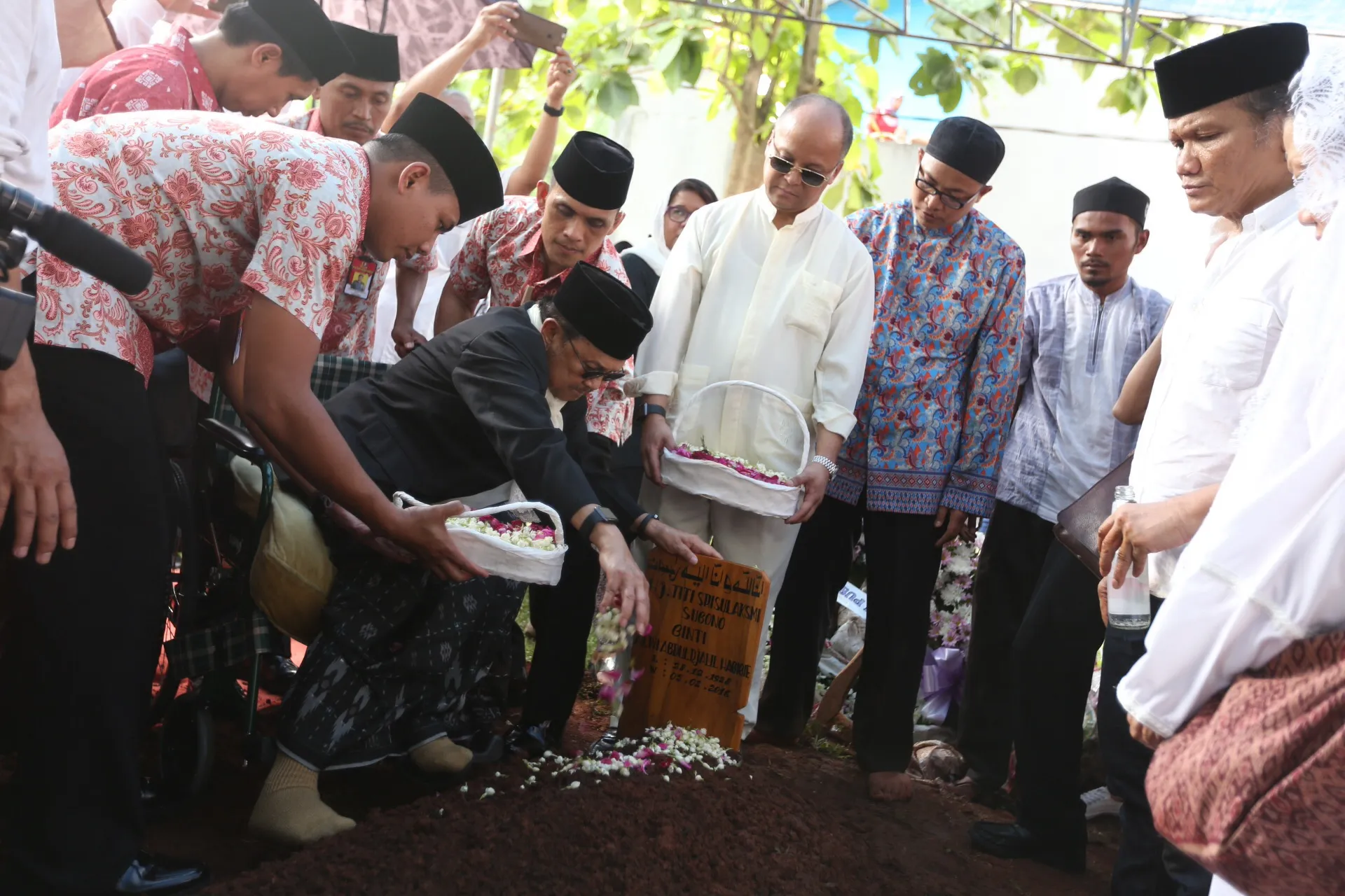 BJ Habibie ikut menaburkan bunga di pusara kakaknya ©KapanLagi.com®/Budy Santoso