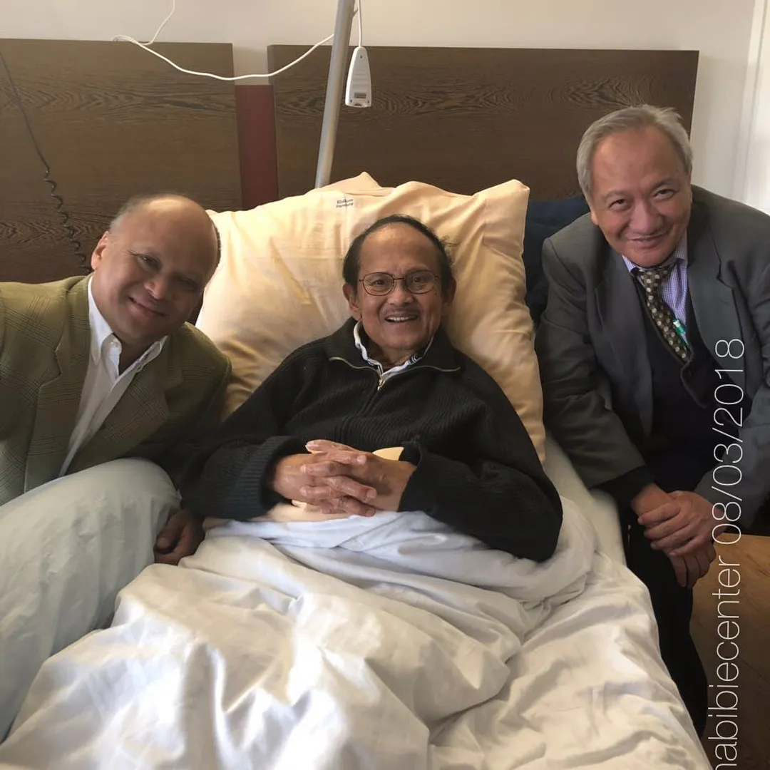 Eyang Habibi mulai membaik namun masih tetap dirawat di rumah sakit © instagram.com/habibiecenter