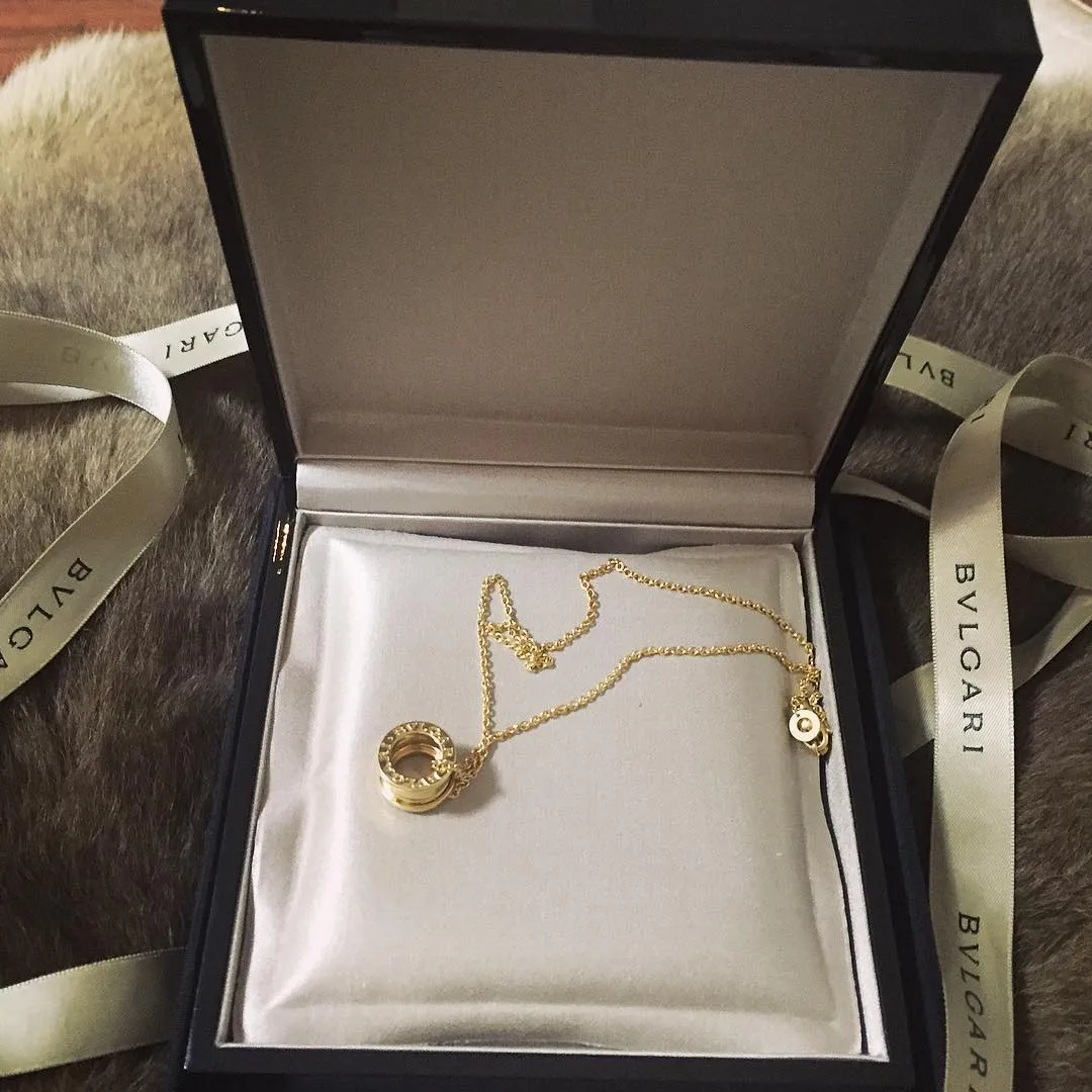 Selain bucket bunga, Momo juga mendapat kalung cantik salah satu brand perhiasan ternama dunia © instagram.com/therealmomogeisha