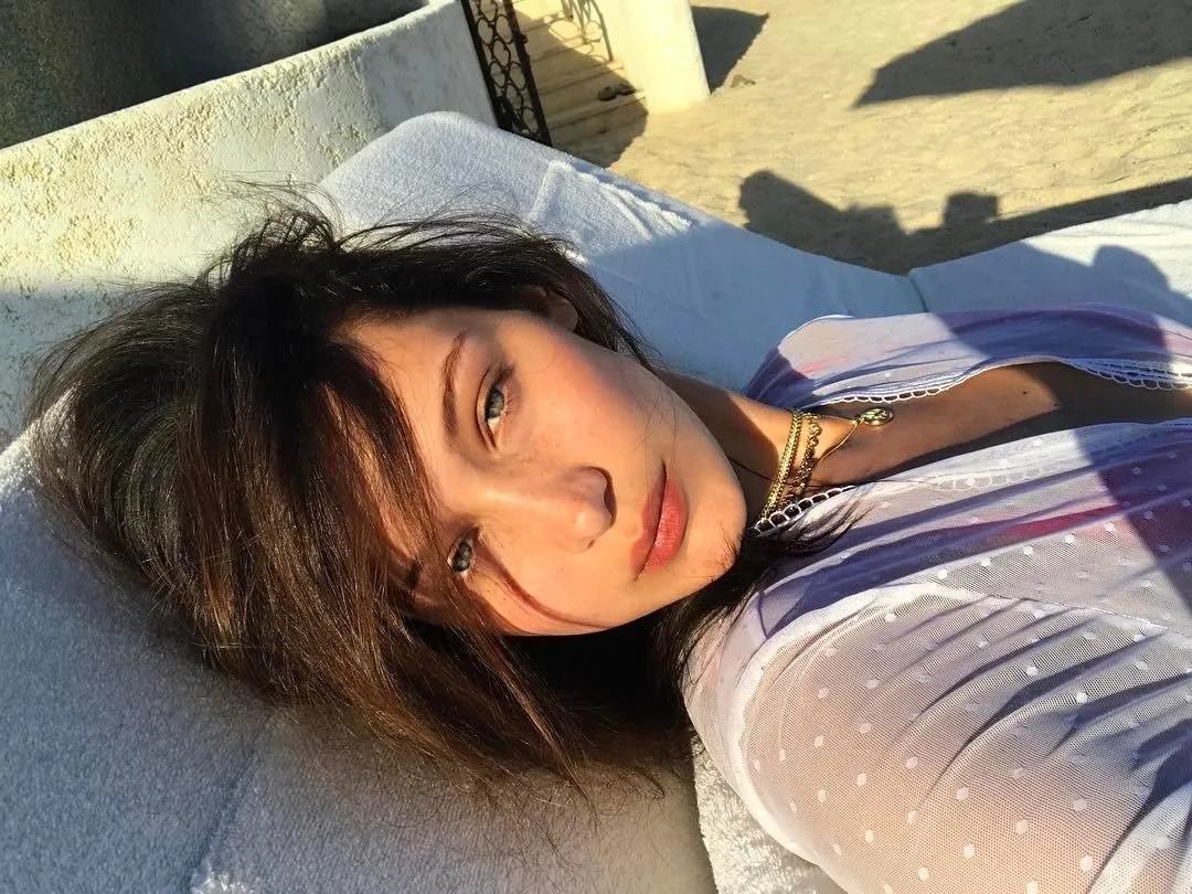 Selfie bermandikan cahaya matahari di Meksiko © instagram.com/bellahadid