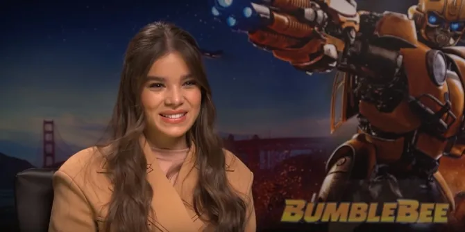 Hailee sangat bersemangat saat menjalani sesi wawancara. 