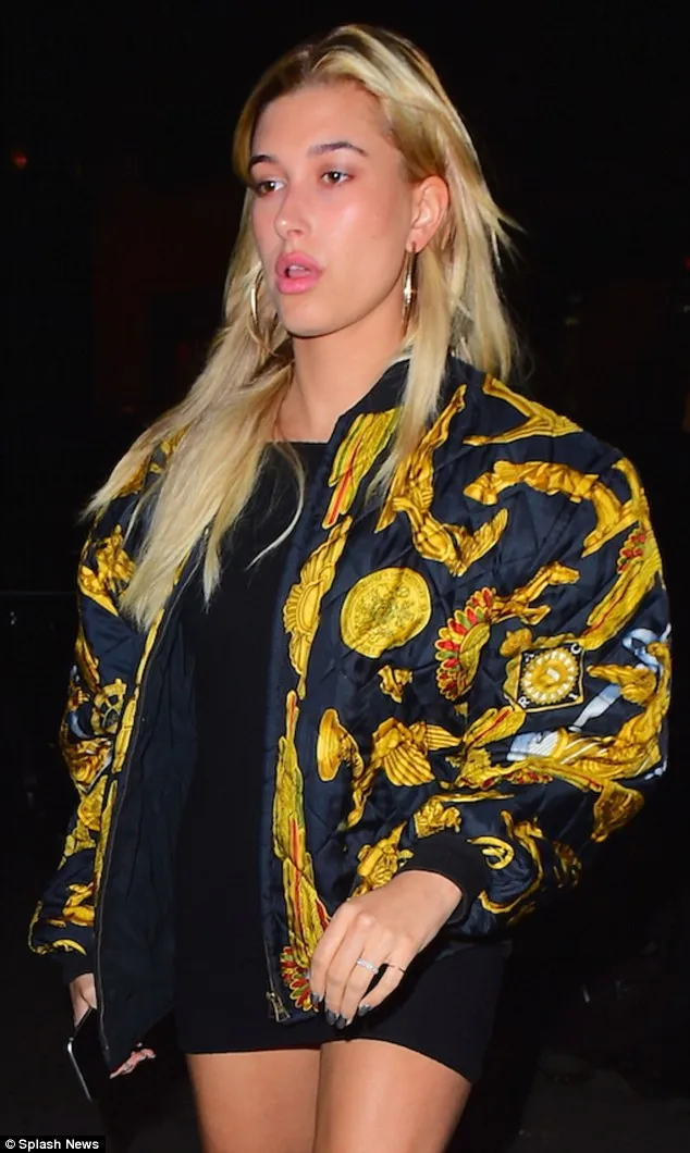 Hailey balikan dengan Bieber? Sudah pakai cincin lagi nih... ©dailymail.co.uk/splash