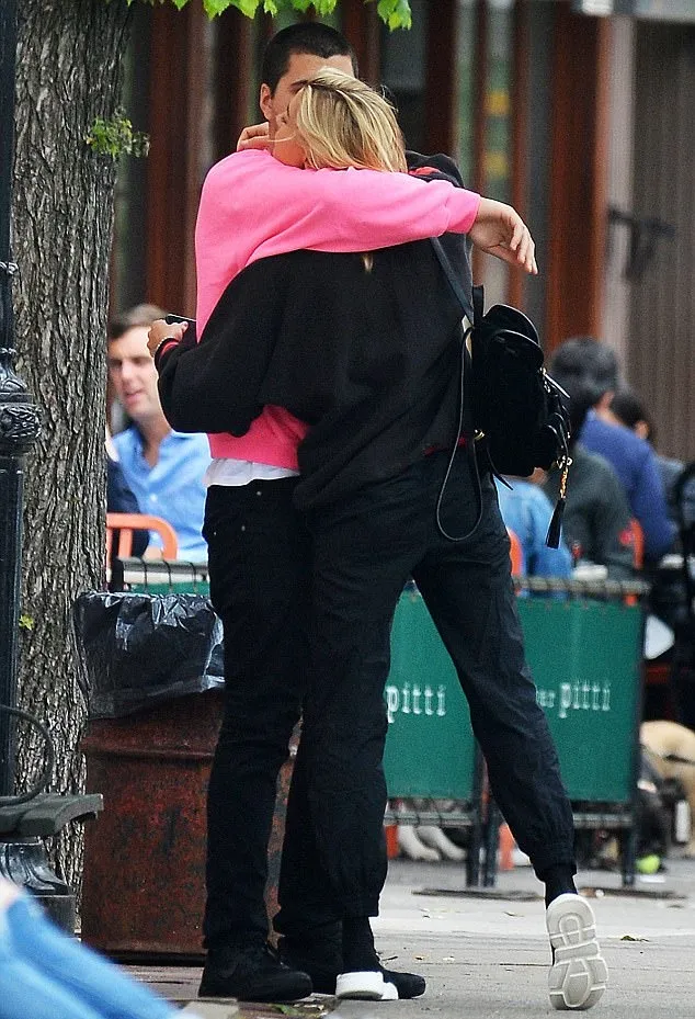 Hailey Baldwin terlihat mesra dengan seorang pria © via dailymail.co.uk