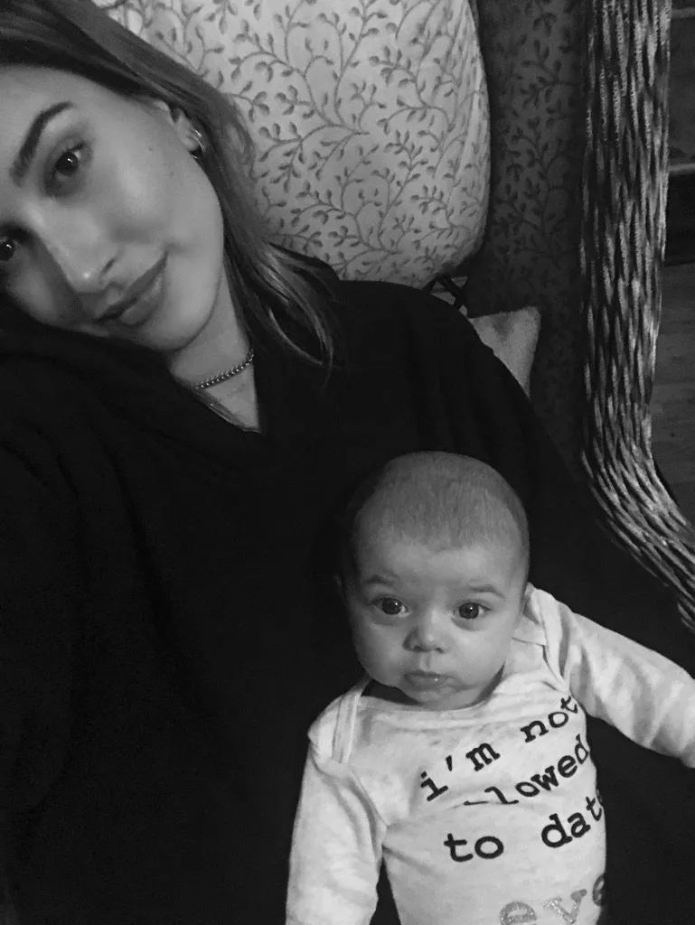 Setelah menghapus akun Instagram, Hailey Baldwin muncul di Twitter dengan sebuah foto imut © twitter.com/haileybaldwin