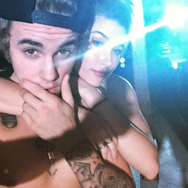 Hailey peluk mesra Justin @ instagram.com/haileybaldwin