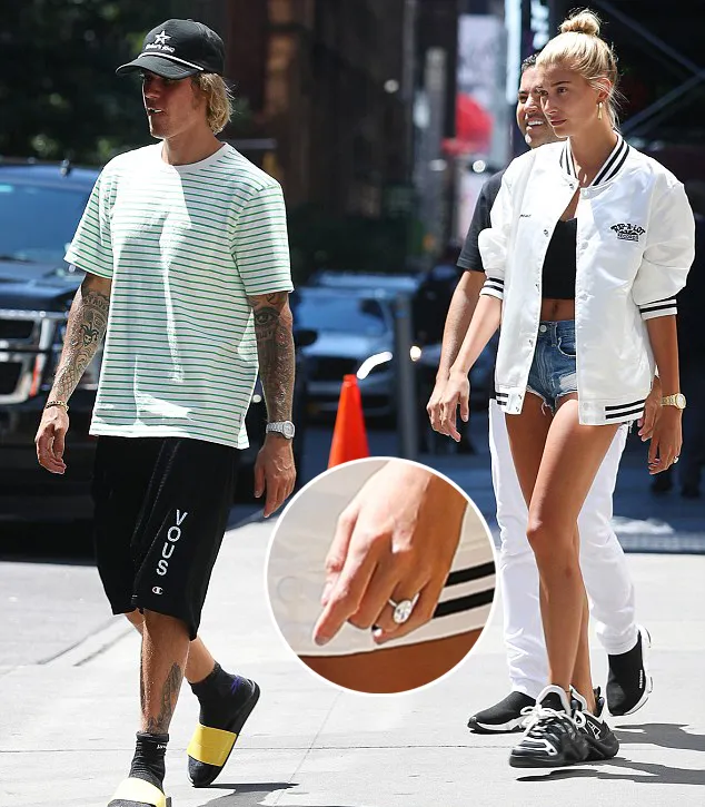 Hailey pamerkan cincin tunangannya © TheImageDirect via dailymail.co.uk
