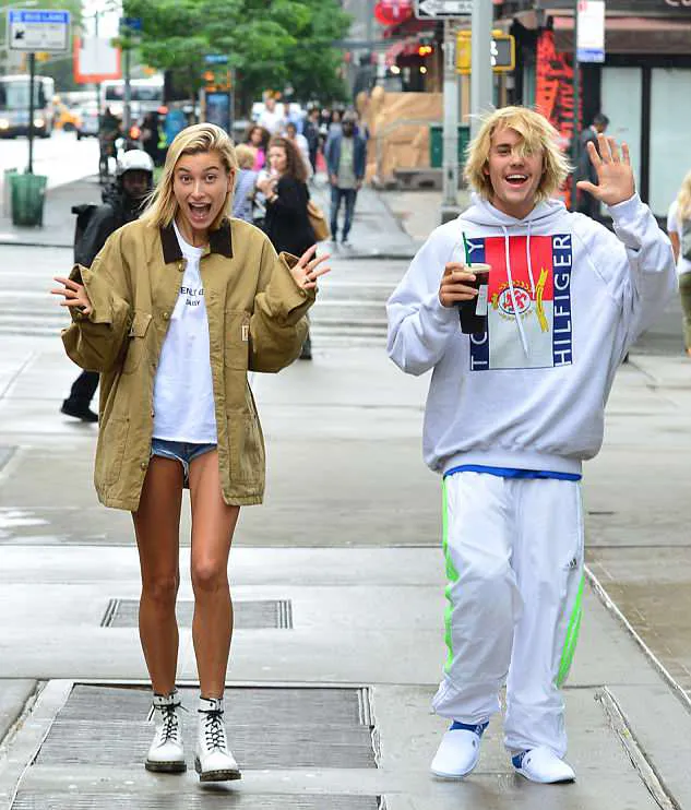Justin dan Hailey pamer ekspresi konyol di depan kamera © MEGA via dailymail.co.uk
