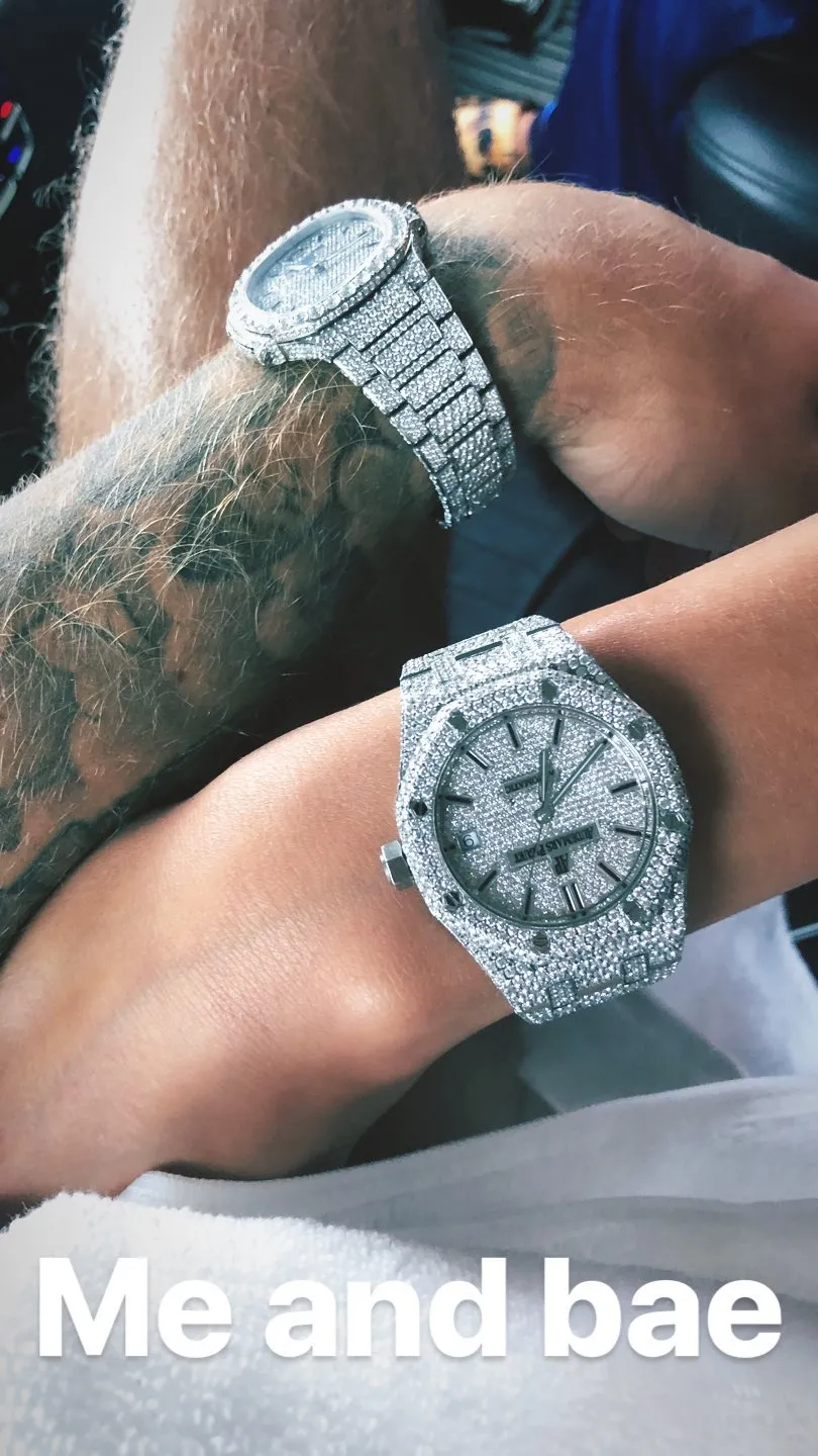 Justin dan Hailey pakai jam tangan couple © instagram.com/justinbieber