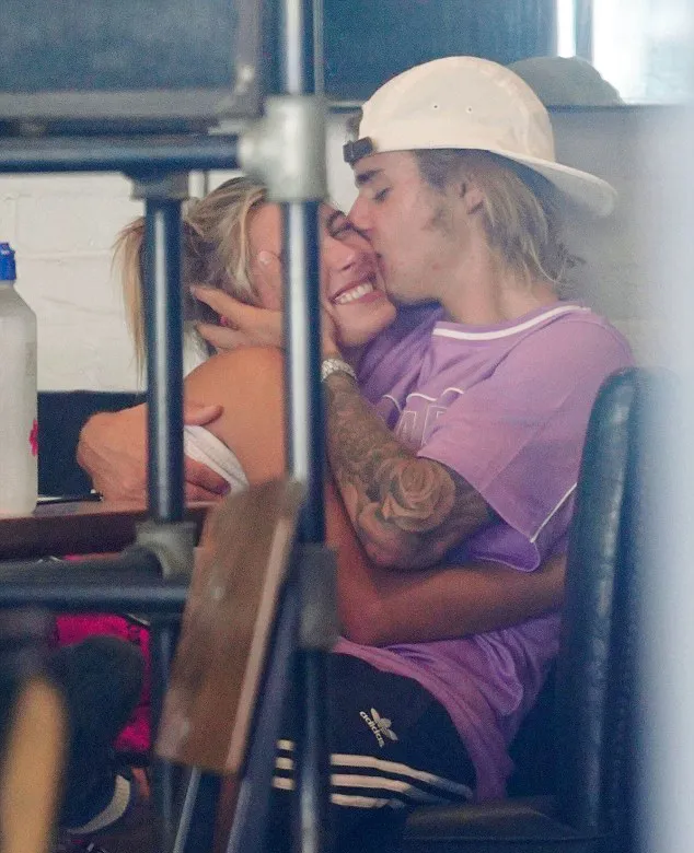 Bisa melihat ekspresi kebahagiaan yang terpancar di wajah Hailey? © Splashnews via dailymail.co.uk