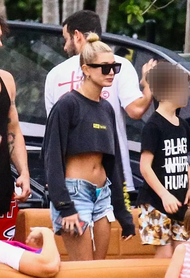 Hailey sengaja tak kancingkan celananya © dailymail.co.uk