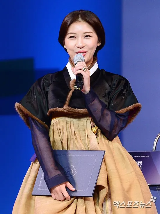 Momen saat Ha Ji Won berikan pidato sebagai ambassador Hanbok Day 2015. © hancinema.net