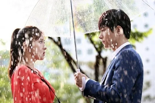 Bakal jadi kisah cinta berondong nggak ya antara Ha Ji Won dan L? ©soompi.com