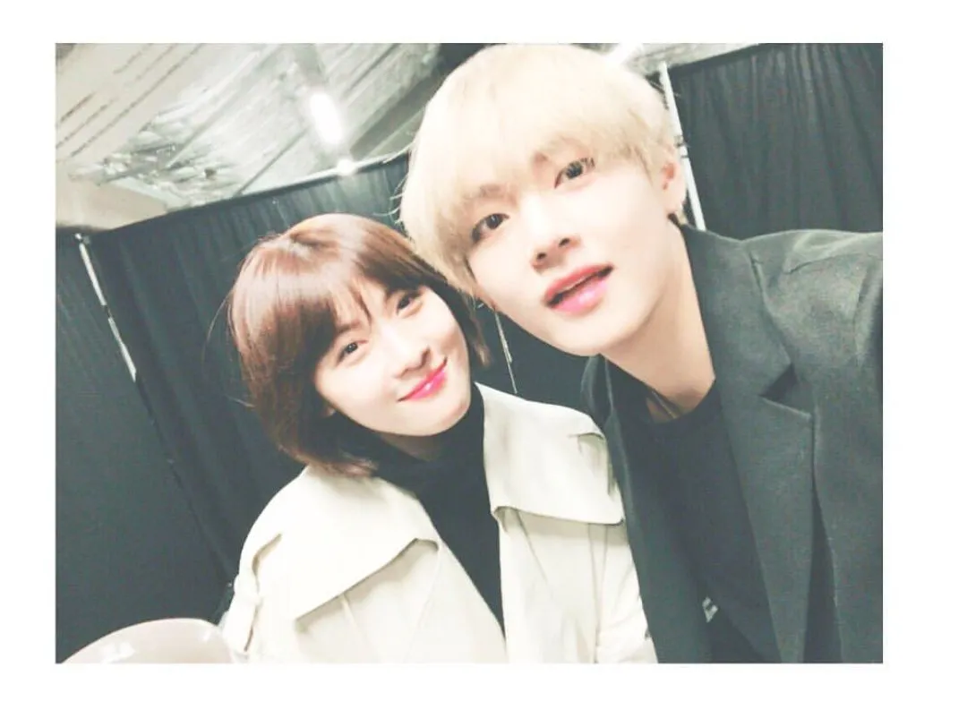 Ha Ji Won dan V pose bareng setelah konser. Credit: instagram.com/hajiwon1023