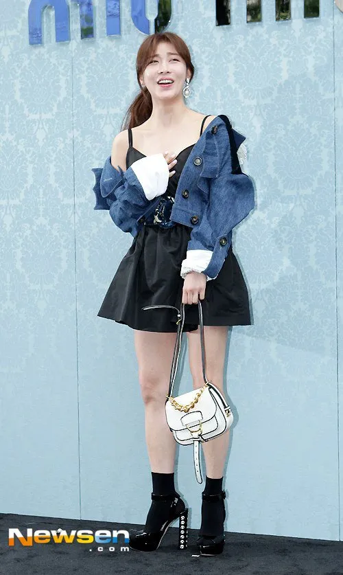 Ha Ji Won saat menghadiri event pembukaan MiuMiu Seoul. ©hancinema.net