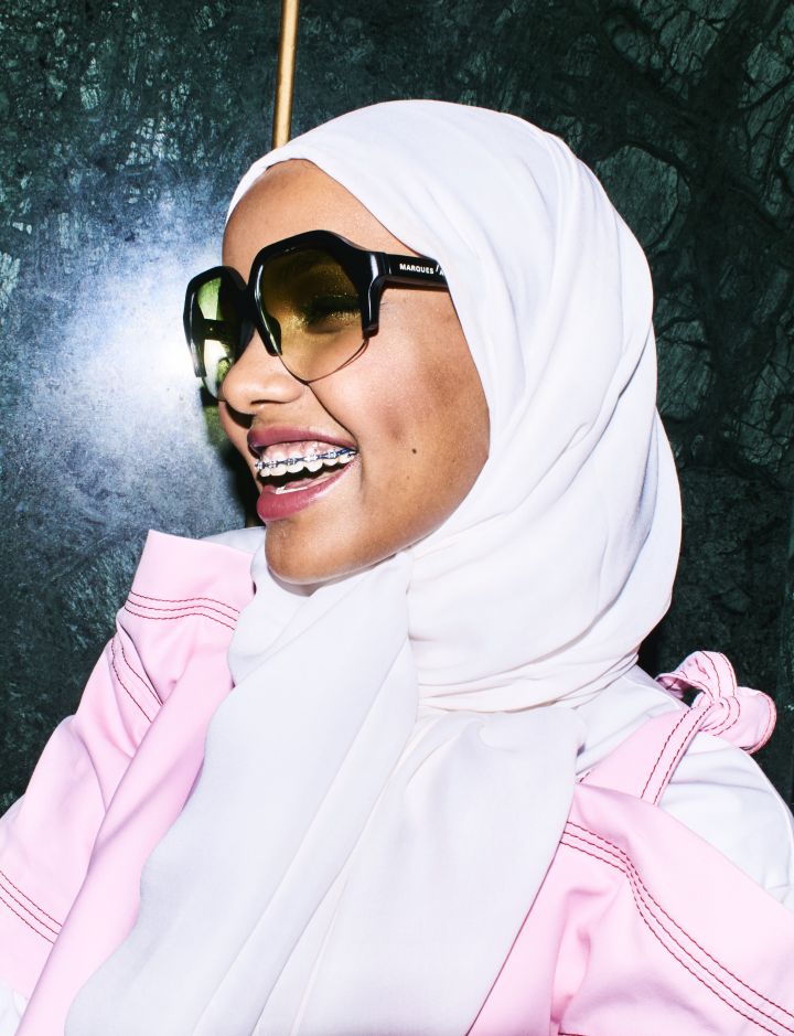 Halima Aden menjadi model muslim berhijab pertama untuk cover majalah Vogue © Refinery29.uk