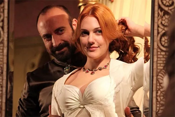 Kemesraan Halit dan Meryem di 'Abad Kejayaan' bikin Berguzar cemburu @pinterest.com