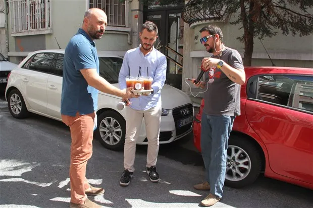 Halit mengantarkan sendiri kopi dan kue pada para wartawan © Gazetevatan.com