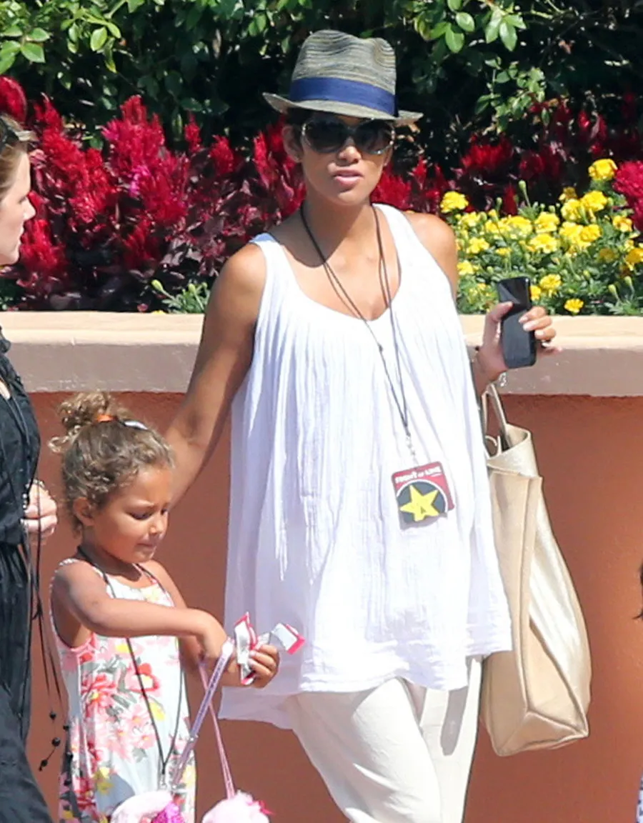 Halle Berry bersama sang anak © Fameflynet
