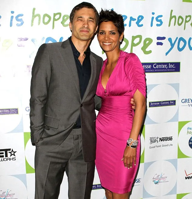 Olivier Martinez dan Halle Berry @ dailymail.co.uk