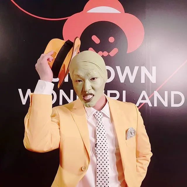 Onew sebagai The Mask. Serem nggak? © SMTOWN