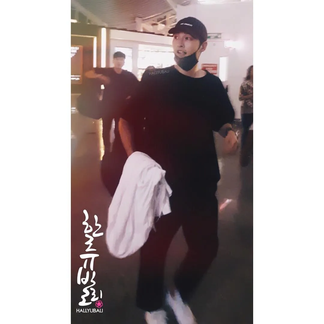 Song Joong Ki saat berada di Bandara Ngurah Rai (13/6) © instagram.com/hallyubali