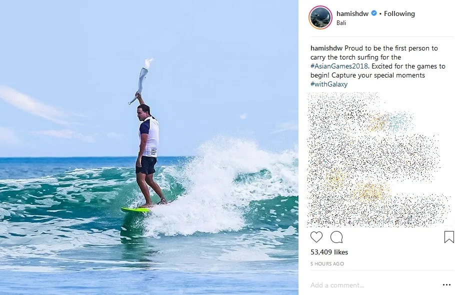 Hamish Daud bawa obor sambil surfing, keren! ©instagram/hamishdw