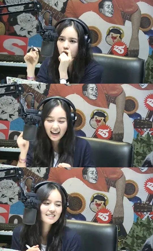 Han Ga In mengungkap tentang cinta pertamanya dalam siaran radio. ©soompi.com