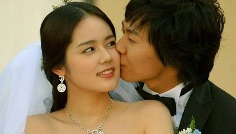 Han Ga In dan Yeon Jung Hoon saat menikah @allkpop.com