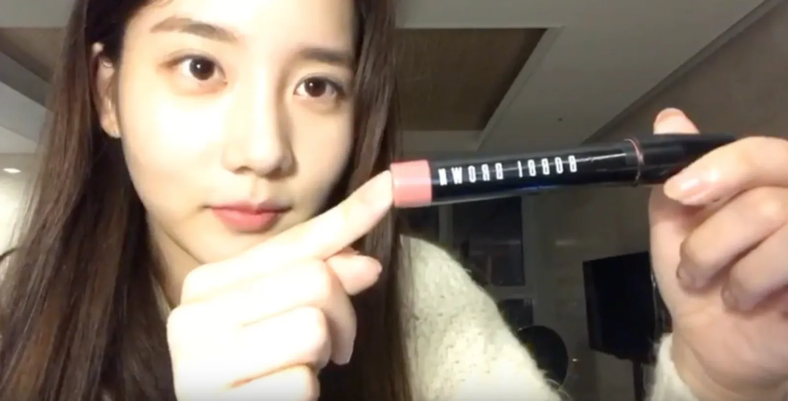 Han Seo Hee saat siaran live di Instagram mengolok T.O.P Big Bang. © Koreaboo.com