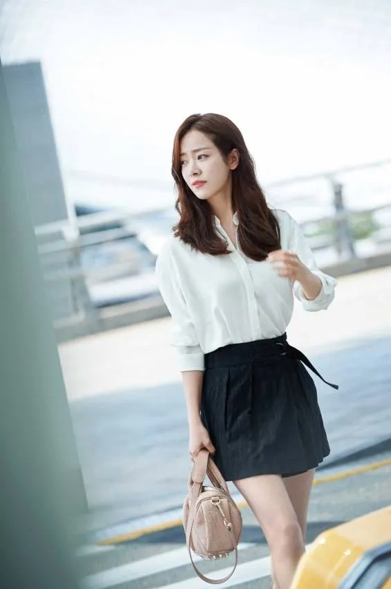 Han Ji Min memakai outfit sederhana saat berada di bandara © Instiz