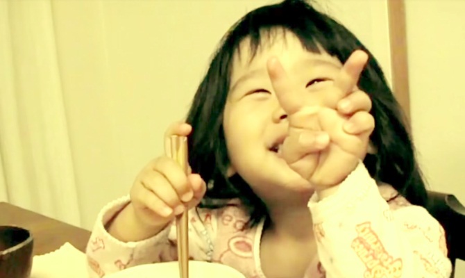 Hana diajarkan berbagai cara mengurus rumah tangga sejak usia 4 tahun. © NTD TV