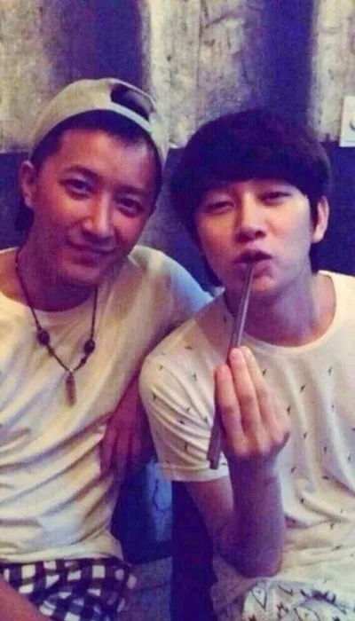 So sweet... Hangeng dan Heechul yang sedang menghabiskan waktu bersama membuat para fans terharu @allkpop.com