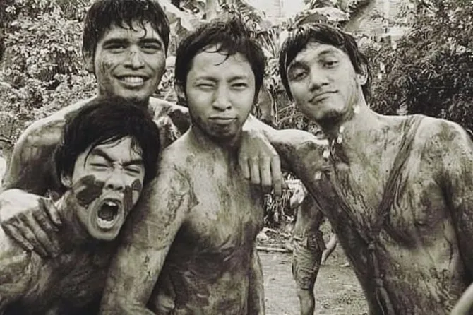 Rizky Hanggono bersama pemain film JOMLO yang lain (credit: instagram.com/rizkyhanggono)