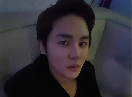 Junsu mengucapkan maaf di Instagram karena absen Seoul Music Awards. © soompi.com