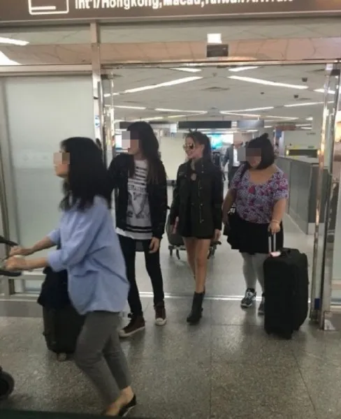 Hannah Quinlivan, istri Jay Chou, tertangkap kamera pamer kaki indah meski baru dua bulan melahirkan. ©lollipop.sg