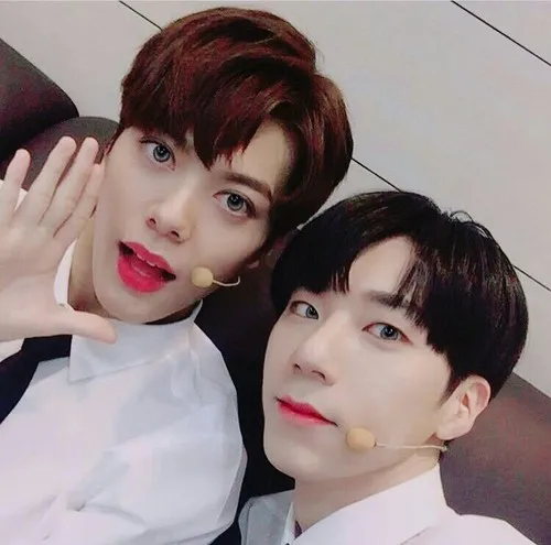 Timoteo dikenalkan Hansol (kiri) oleh Kai © Istimewa