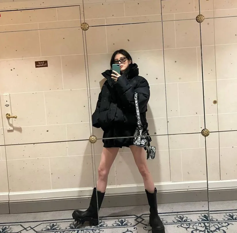 Han So Hee Berjalan Sekitar Paris dengan Busana Balenciaga, Sebelum Acara Berlangsung