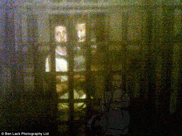 Berpose di Museum Tua, Ada Hantu Dalam Foto Mereka  Plus 