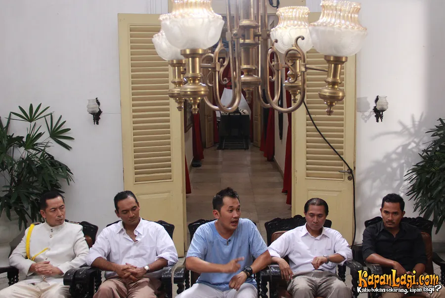 Hanung Bramantyo dan para pemain film 'SOEKARNO: INDONESIA MERDEKA'.
