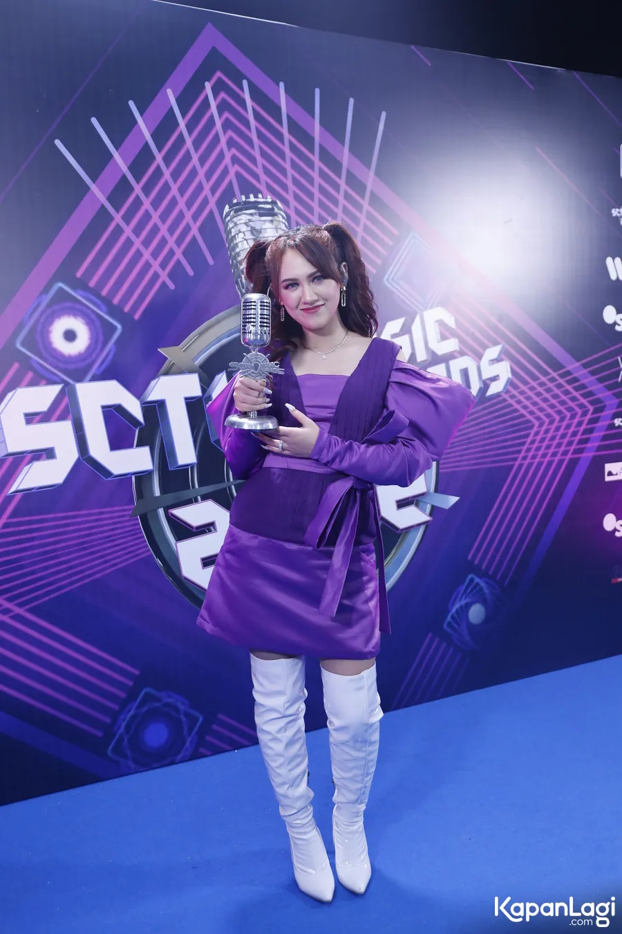 Happy Asmara meraih penghargaan di SCTV Music Awards 2022 © KapanLagi.com/Bayu Herdianto