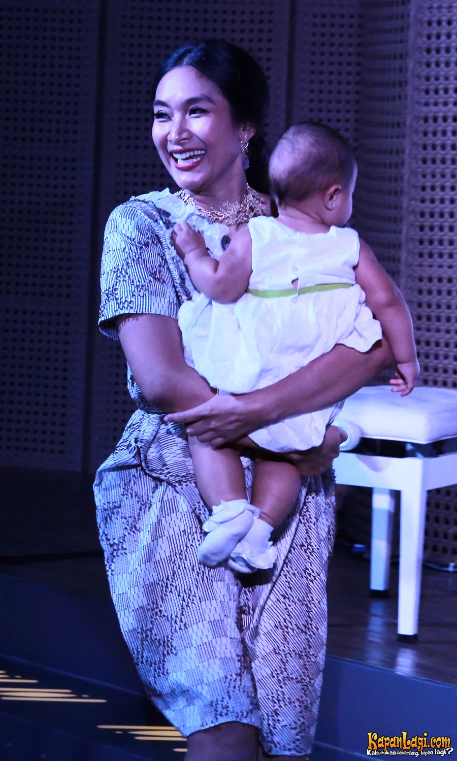 Happy Salma berniat memberikan ASI eksklusif selama dua tahun untuk buah hatinya. ©KapanLagi.com/Muhammad Akrom Sukarya